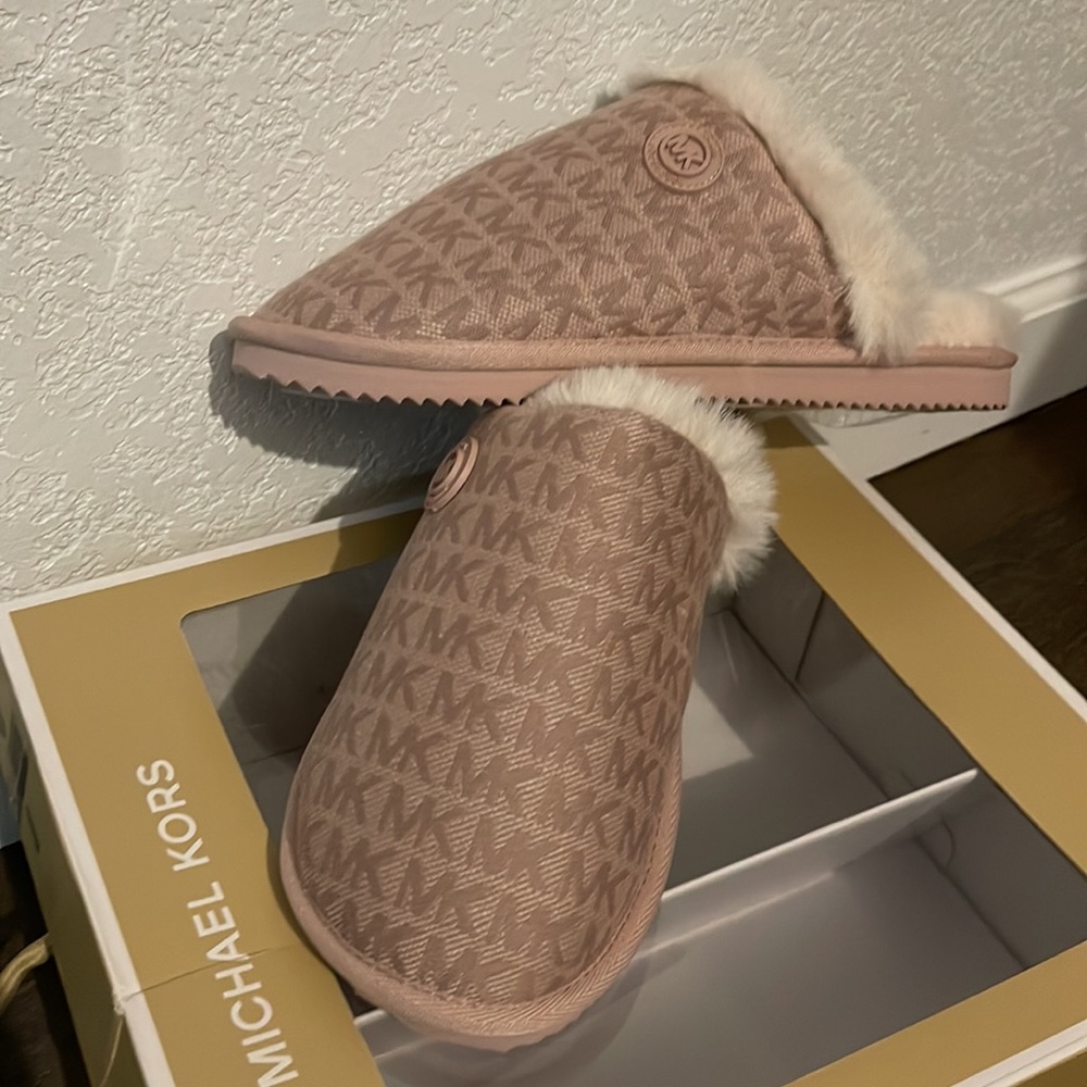 NWT! Beautiful Blush MK Monogram Slippers Ready to gift 🎁 - Picture 4 of 5